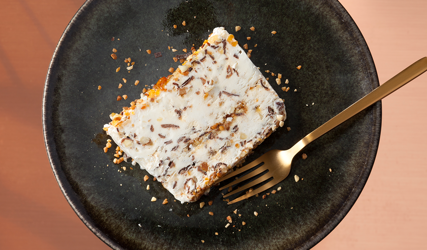 Tarta helada de caramelo y almendra