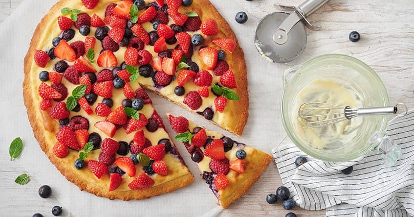 Pizza dulce de frutos rojos y crema de mazapán