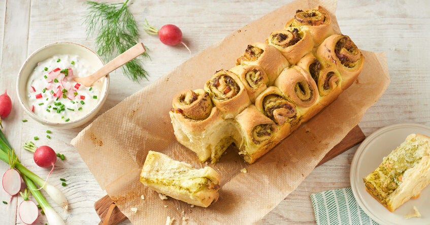 Pan brioche de pesto y salmón: receta para compartir, ideal para picnics y aperitivos