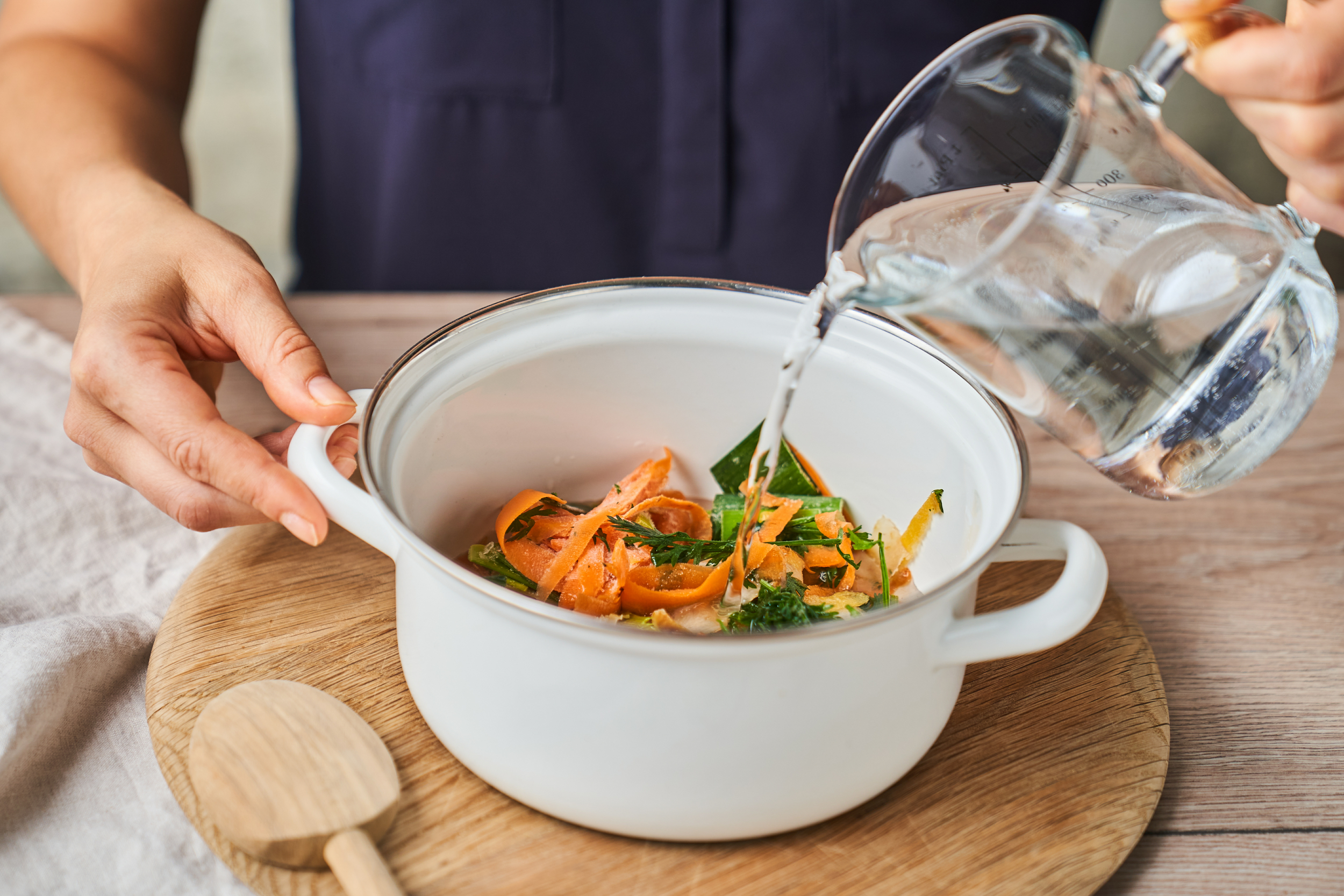 ¡Convierte tus verduras sobrantes en un sabroso caldo casero!