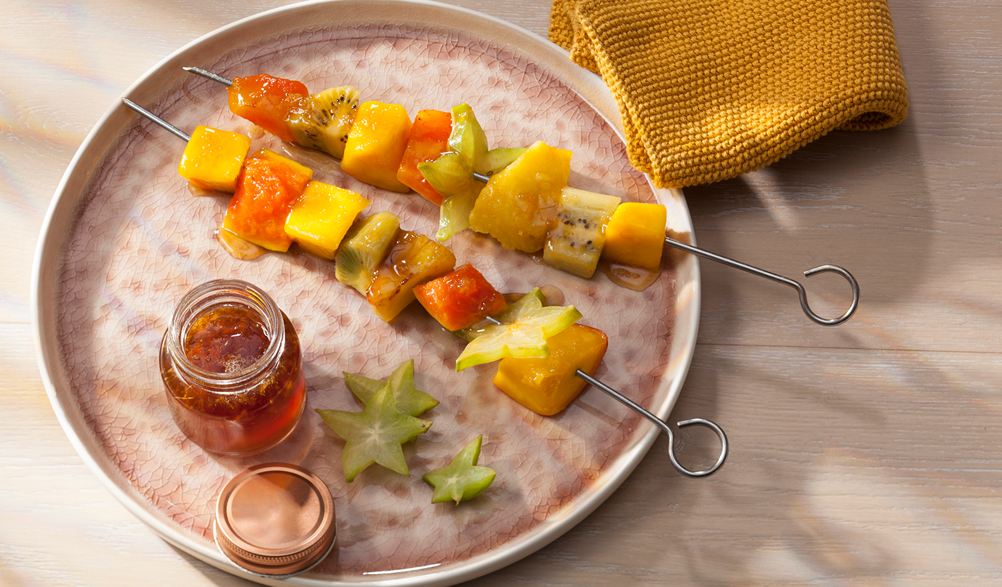 Brochetas de frutas tropicales