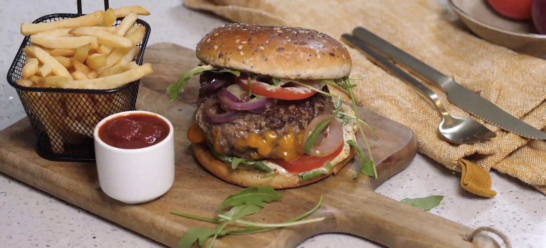 Receta de hamburguesa casera con patatas fritas: pasos sencillos para un resultado delicioso