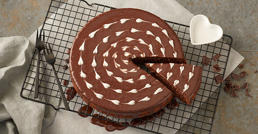 Receta de tarta de chocolate húmeda con cobertura y decoración