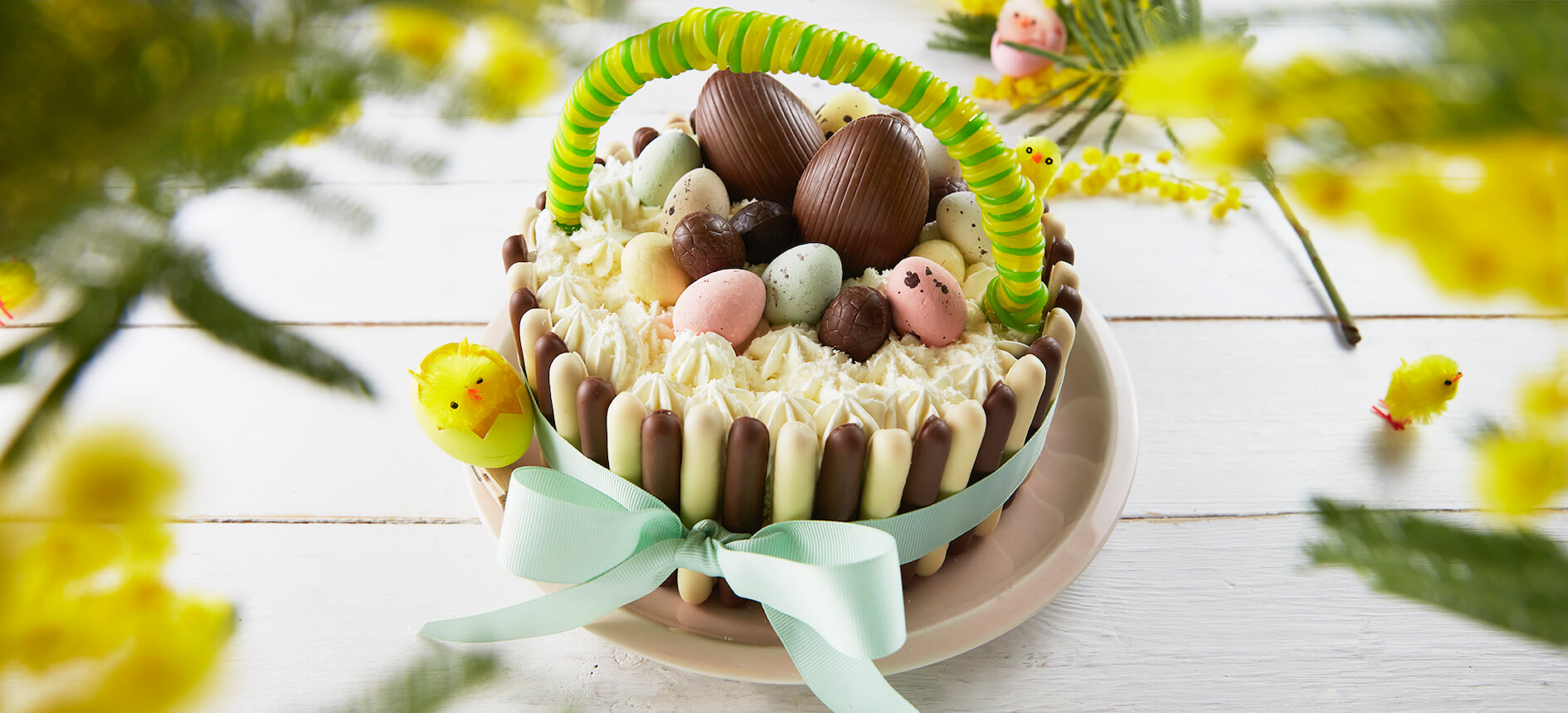 Tarta de Pascua de chocolate y nata montada