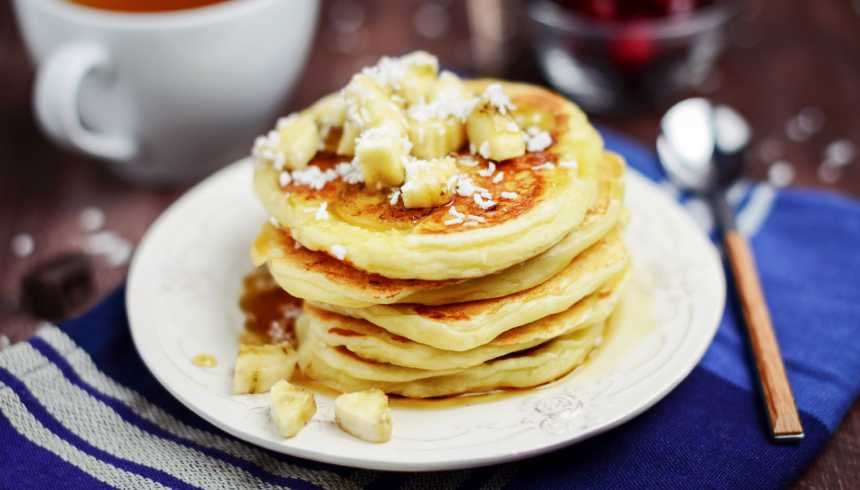 Tortitas esponjosas con leche de coco y piel de plátano