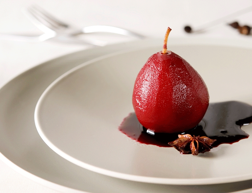 Peras en vino tinto y especias: un postre refinado