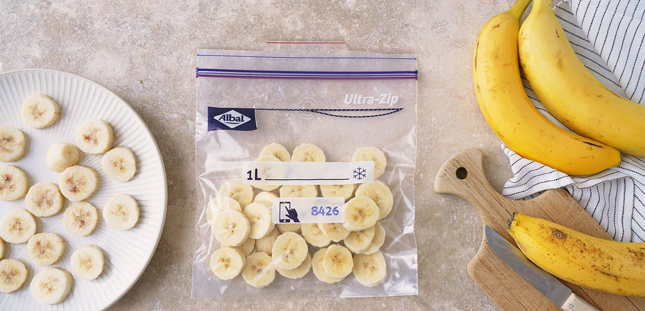 Rodajas de plátano almacenadas en una bolsa de congelación Albal® Ultra-Zip®.