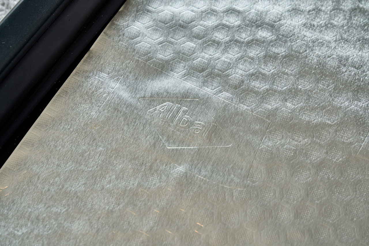 Feuille de Papier Aluminium Albal à la structure alvéolée sur plaque de cuisson