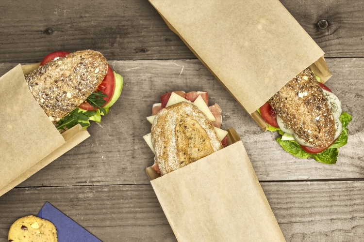 Alimentos siempre frescos con las Bolsas para bocadillos con solapa de Albal®.