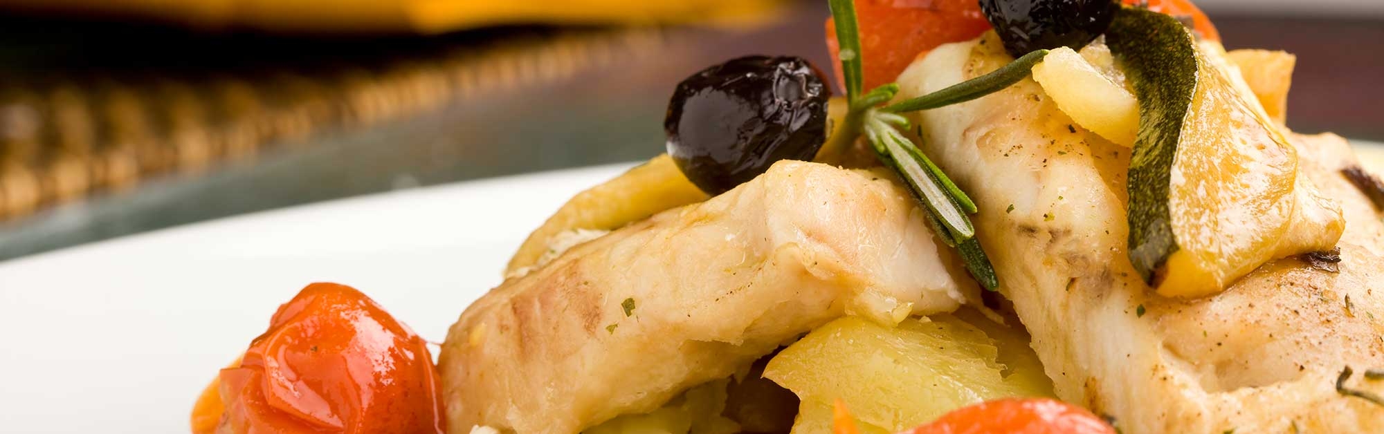 Bacalao con tomate y aceitunas confitadas