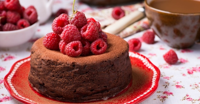 Receta de Bizcocho de vino tinto, chocolate y frambuesas