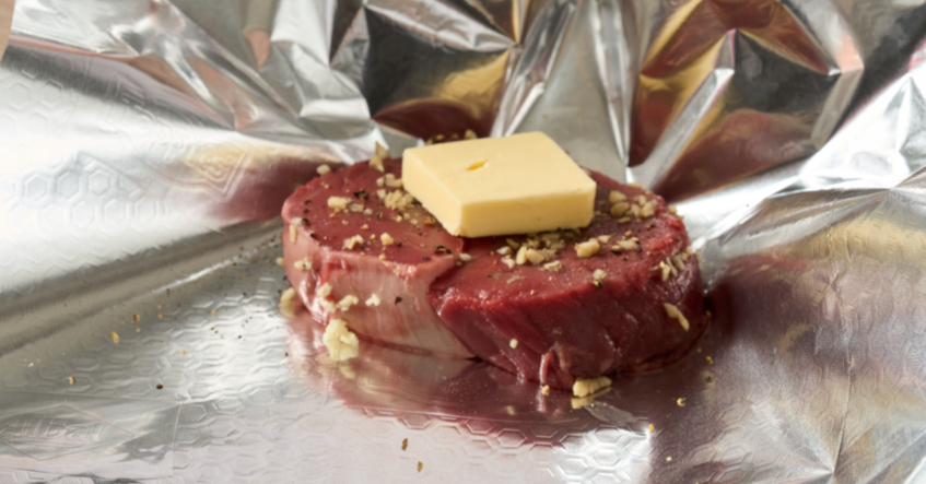 Carne jugosa a la parrilla con papel de aluminio Albal®