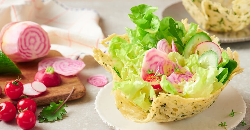 Cesta de parmesano con ensalada primavera Albal®