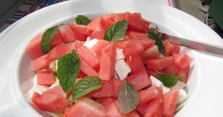 Ensalada de sandía, feta y aguacate