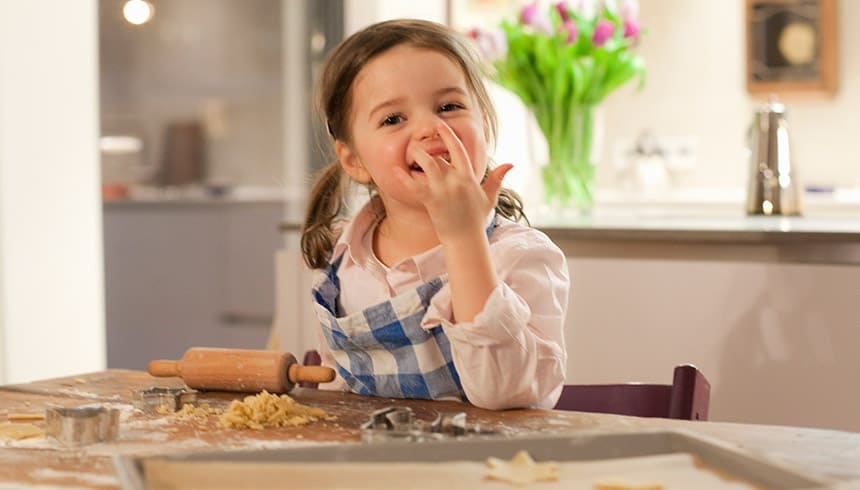 Hornear galletas con el papel horno en hojas Albal®.