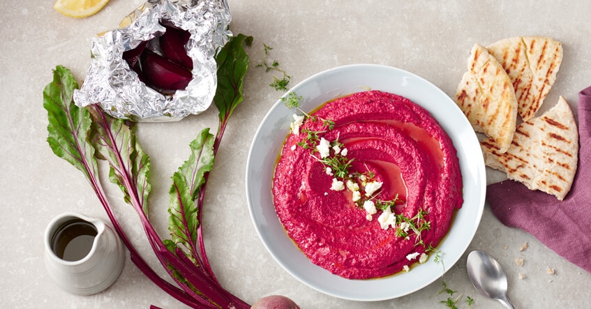 Humus de remolacha con remolacha en un paquete de aluminio