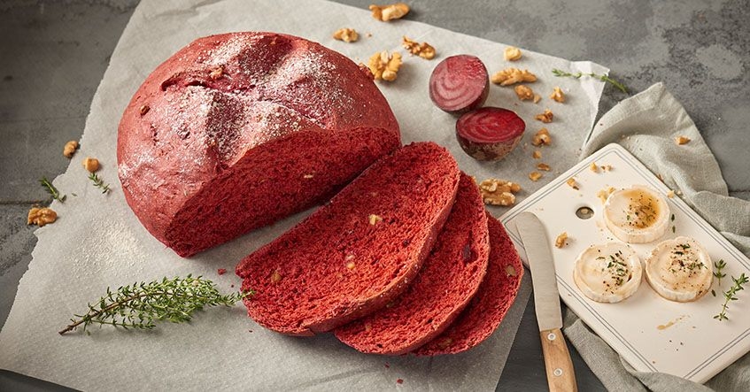 Pan de remolacha en papel de horno Albal® con queso de cabra en la tabla