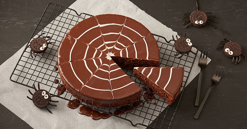 Pastel de chocolate con decoración de telaraña