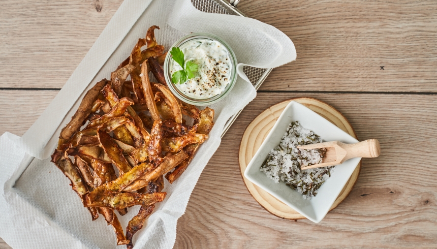 Patatas fritas caseras hechas con las cáscaras de las patatas.