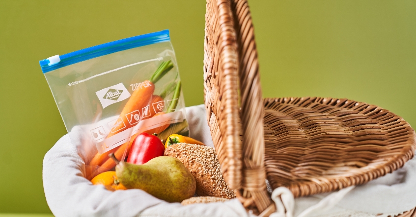 Preparar la cesta de picnic fácilmente: con las bolsas multiusos Zipper® y los envoltorios Cera de Abejas de Albal®.