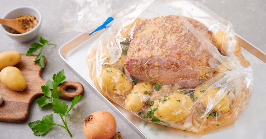 Receta Albal®: Carne de cerdo ahumado sin cocinar en Bolsa Asar Horno y Microondas con patatas y chucrut.