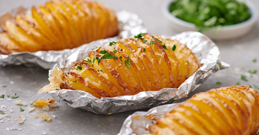 Receta Albal®: Patatas Hasselback con queso y hierbas horneadas en papel de aluminio Albal®