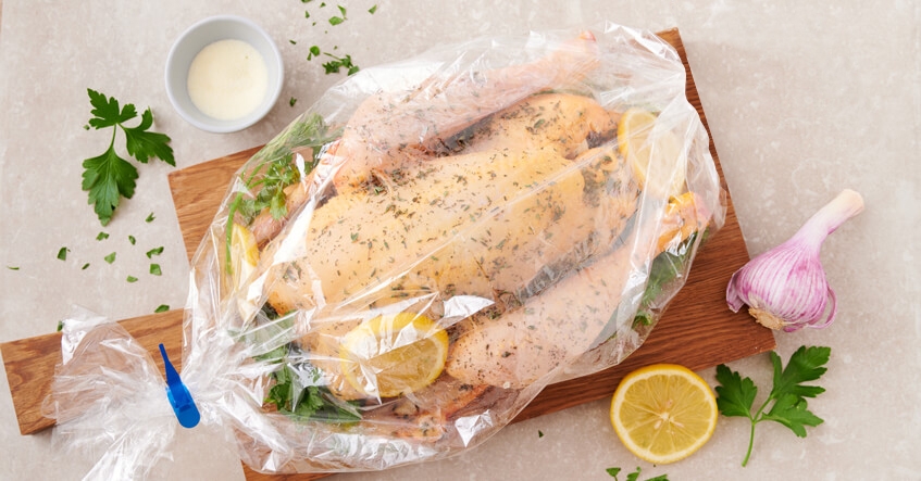 Receta Albal®: Pollo dentro de bolsa Horno y Microondas Albal® con limón, perejil y ajo, preparado para meterá al horno.