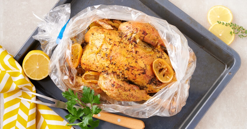 Receta Albal®: Pollo horneado en bolsa Horno y Microondas Albal® con limón, perejil y ajo.