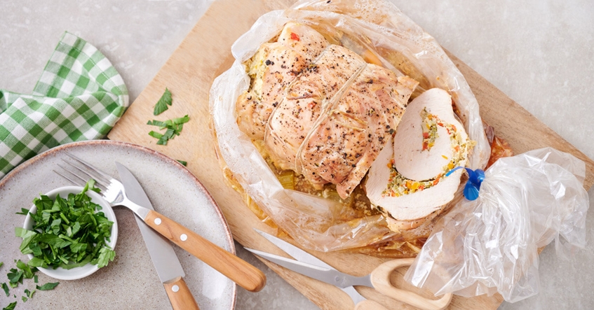 Receta Albal® Rollo de pavo asado con verduras en bolsa Horno y Microondas de Albal® con perejil en un pequeño tazón.