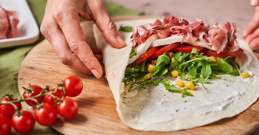 Receta de verano Albal®: Wrap a la italiana con mozzarella, rúcula y prosciutto.